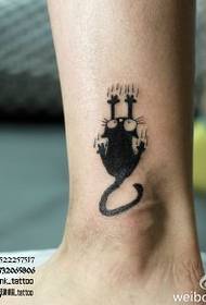 Jemné a roztomilé špičaté drápy kočka tetování vzor