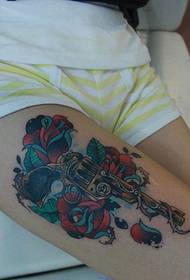 Rózsa pisztoly comb tetoválás értékelése képet