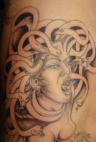 Mga hulagway nga babaye nga babaye nga ula sa Medusa nga tattoo