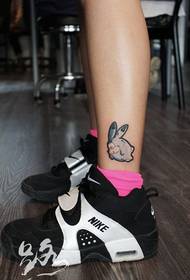 Нога цртани узорак тетоважа зеца у боји