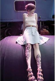 Beautiful European and American beauty personality leg tattoo picture picture