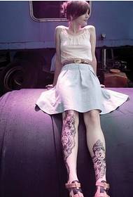 Wanita cantik cantik kaki alternatif gambar pola tato totem