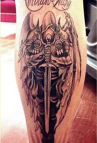 Un'immagine del tatuaggio del tatuaggio dell'angelo della gamba ha raccomandato