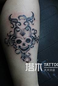 Κορίτσι μοσχάρι μοσχάρι κρανίο κρανίο σταυρό τατουάζ
