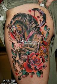 Imaxe da tatuaxe do cabalo de cor rosa da perna