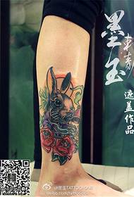 Motivo tatuaggio coniglio rosa gamba colore