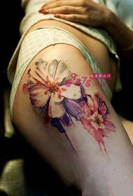 Личност на бедрото татуировка цвете татуировка снимка