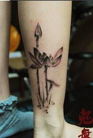 Bela inko lotuso tatuaje bildo de knabinoj kruroj