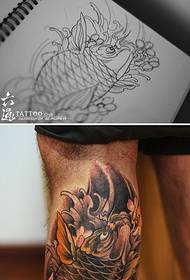 Традиционный образец татуировки лотоса кальмара ноги