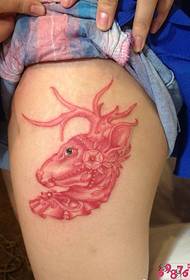 Ritrattu creativo di tatuaggio di perna unicorniu rossa