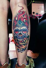 Foto di tatuaggio di personalità di vitello teschio fiamma