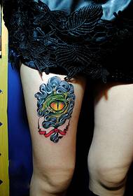 Krásné nohy ďábelské oko módní tetování obrázky