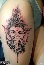Colore delle gambe come il modello del tatuaggio di Dio