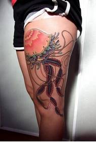 여자 다리의 아름다운 섹시한 컬러 해파리 문신 사진 그림