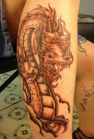 Стильний і гарний татуювання дракона на теля