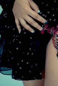 Blummen Butterfly Uewerschenkel Tattoo Bild