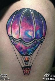 Kojų spalvos žvaigždėto oro baliono tatuiruotės modelis