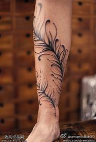Lep vzorec tatoo perja, ki plava na nogah