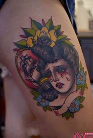 Stile europeo e americano, bellezza piangente, immagine del tatuaggio sulla coscia