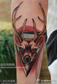 Узорак тетоваже јелена за особност ногу