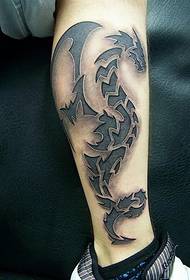 Stylvolle eenvoudige draak totem tattoo
