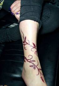 Noge za djevojke, lijepe i moderne slike s uzorkom tetovaže cvjetne loze