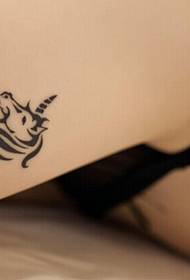 Belle immagini sexy del modello del tatuaggio dell'unicorno delle gambe della ragazza