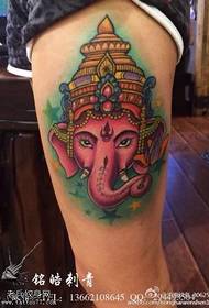 Imaxe de tatuaje de elefante en cor da perna