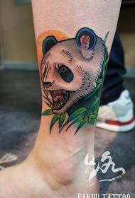 Боја на нозете лута шема на тетоважи панда