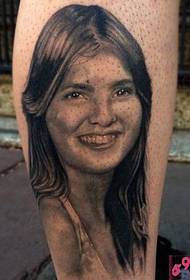 Retrato de beleza imaxe de tatuaxe de perna
