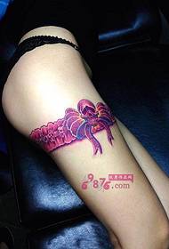 Immagine sexy del tatuaggio della coscia del merletto del cranio