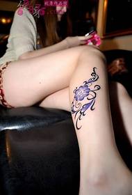Mooie benen paarse kleine bloemen tattoo foto's
