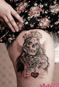 Creatieve schedel koningin dij tattoo afbeelding