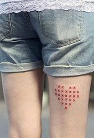 Immagine del modello del tatuaggio del cuore rosso della gamba