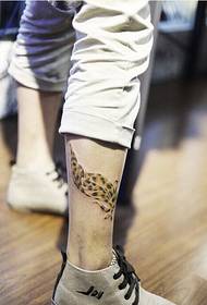Картина модел татуировка на леопардово перо на крака
