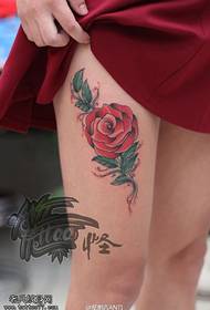 Emakumeen hankak eskola koloreko arrosa tatuaje eredua