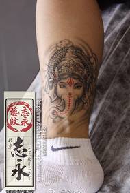 Hanka tinta koloreko elefante jainkoaren tatuaje eredua