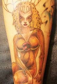섹시한 황금 표범 여성 문신 사진