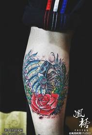 腿部彩色印第安猫咪玫瑰花纹身图片