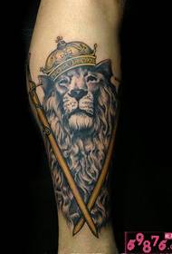 Kalf oorheersende leeu koning swaard tatoeëermerk