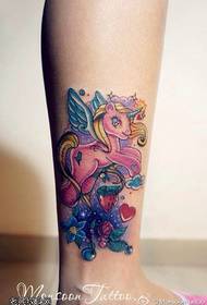 Pola tato unicorn kanthi warna warna sikil