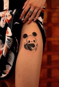 he pikitia o tetahi tauira tattoo panda i te waewae