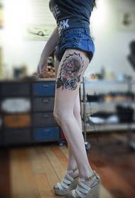 Татуировка на бедрото на личността на дългокраката красавица