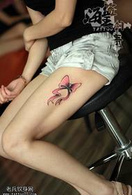 Ženske noge obojene male svježe luk tetovaža uzorak