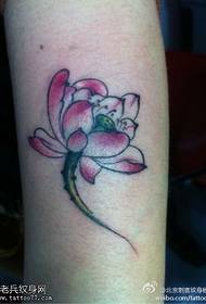 Ett varmt och tyst lotus tatueringsmönster