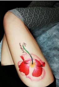 Красивые татуировки с маками на ногах