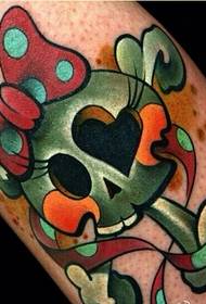 Immagine del modello del tatuaggio del cranio del fumetto di personalità della gamba