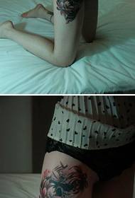 Immagine creativa del tatuaggio della coscia di modo del cranio e del fiore