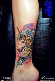Patró de tatuatge d’unicorn de color de la cama