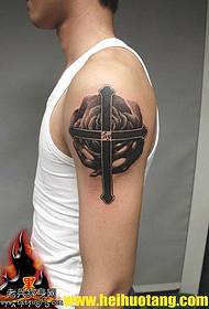 Wzór tatuażu na ramieniu duży kwiat krzyż